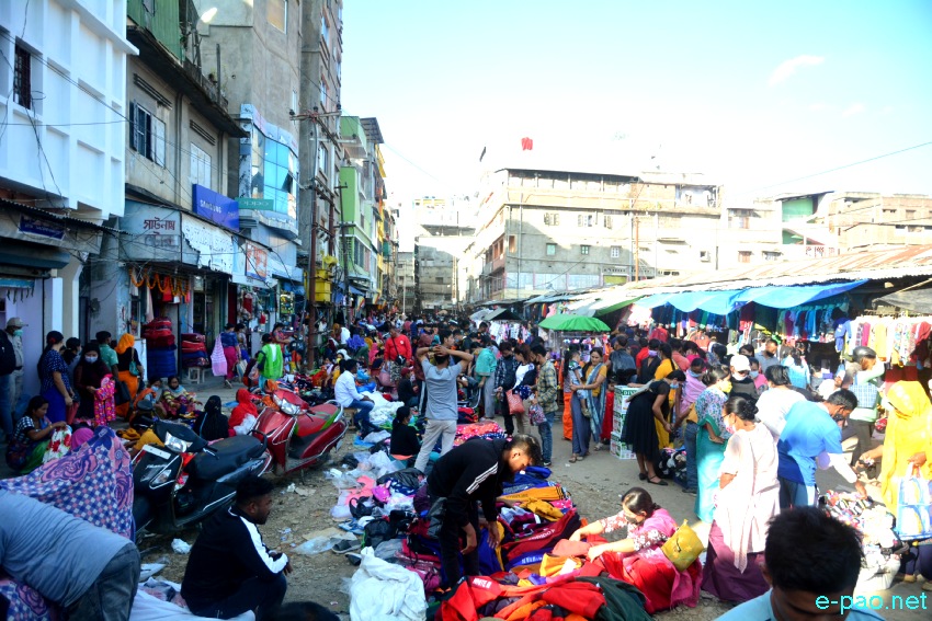 Ningol Chakkouba Shopping :: A very crowded scene at Ema Keithel, Imphal :: 05th November 2021