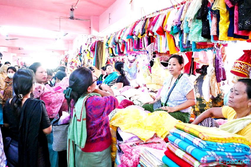 Ningol Chakkouba Shopping :: A very crowded scene at Ema Keithel, Imphal :: 26th October 2022
