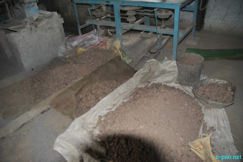 Nungbi Pottery factory at Ukhrul with  President's awardee - Machihan Sasa  :: Last week of August 2013