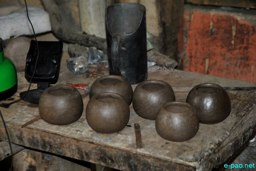 Nungbi Pottery factory at Ukhrul with  President's awardee - Machihan Sasa  :: Last week of August 2013