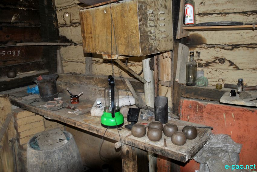 Nungbi Pottery factory at Ukhrul with  President's awardee - Machihan Sasa  :: Last week of August 2013