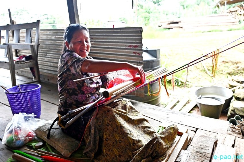 Weaving Tangkhul Traditional Shawl at Punoram, Kamjong district :: 25th June 2022