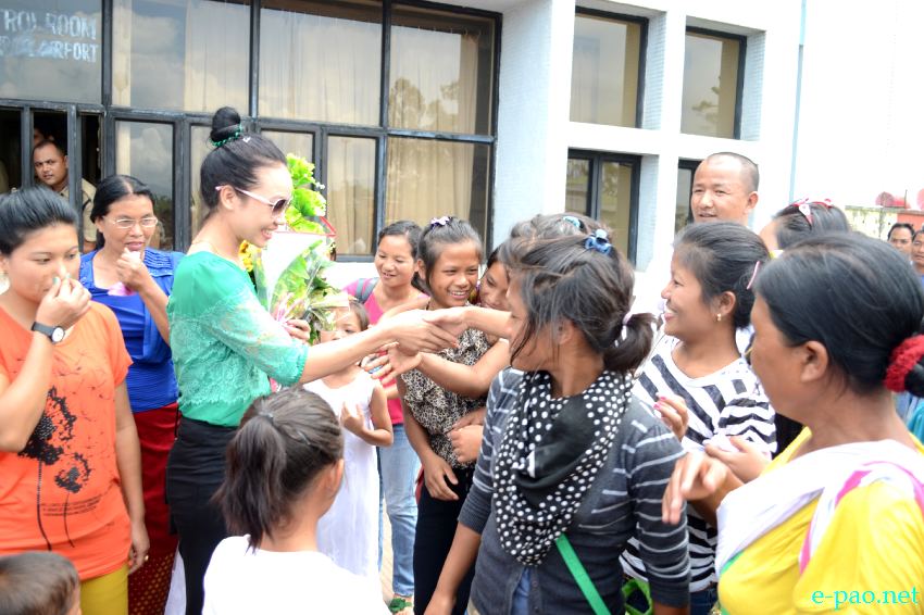 Lina Lamneilhing Chongloi (Miss Bharat 2013 / Miss India NE) reception by KSO, Sadar Hills at Tulihal Airport :: 26 Sep 2013