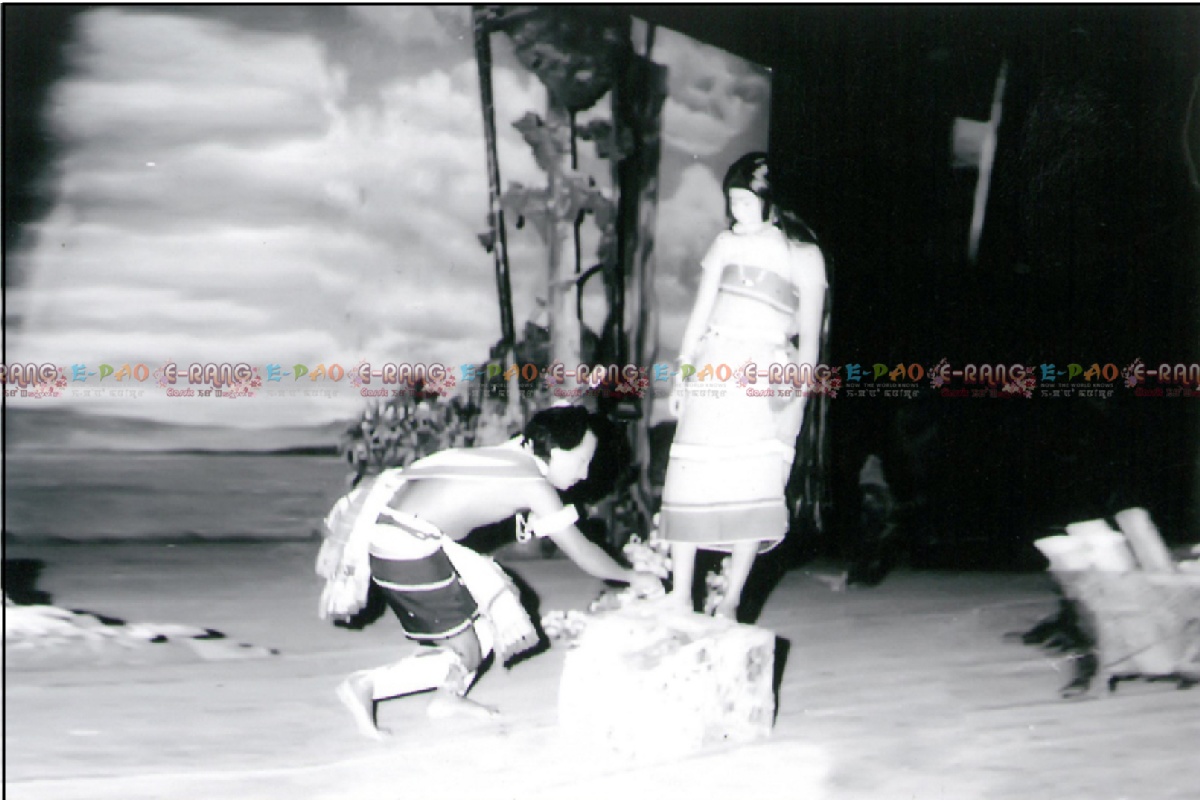 A scene of 'Lenshonnei' - Kabui Play in 1975 at MDU  :: Star Kamei - eRang Classic