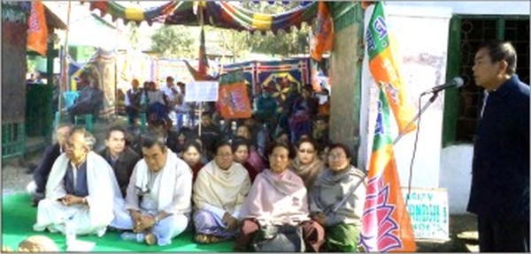 State BJP unit members protesting the statement of Shinde