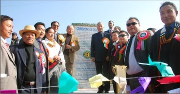 CM O Ibobi and DyCM Gaikhangam at the unveiling ceremony of the commemorative monolith