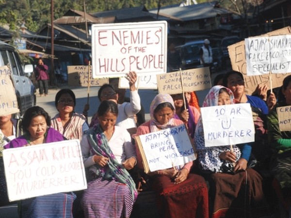 Womenfolk demonstrating at Noney Bazar against killing of Gaungsingam Dangmei
