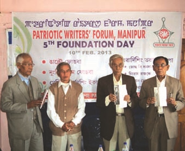 Dignitaries releasing a journal during foundation anniversary