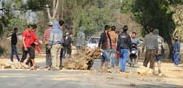 Road blocks put up along Imphal-Ukhrul road