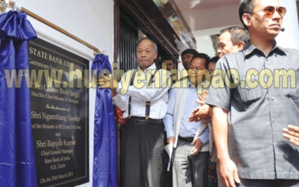 CM Ibobi inaugurating a new branch office of SBI at Gamnom village on Wednesday