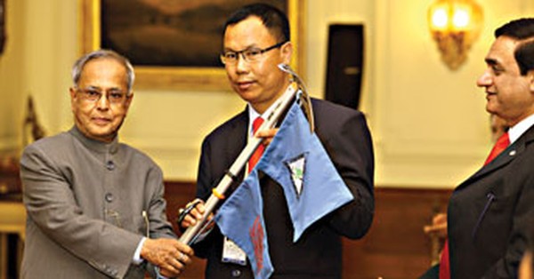 President Pranab Mukherjee handing over the ice axe and flag to team leader