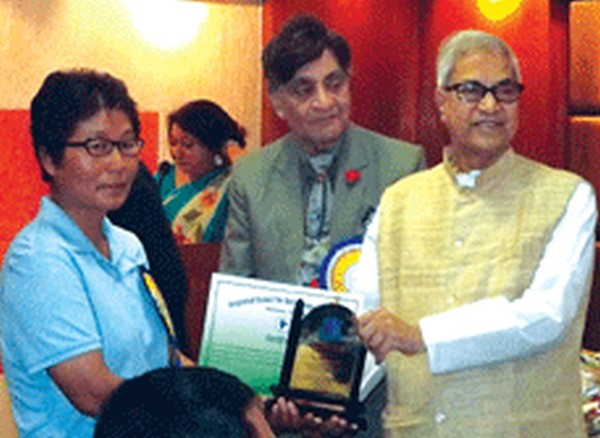 Neicha Doungel receiving the Mother Teresa Excellence Award