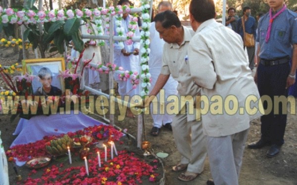 People offering floral tributes to Rozer on his death anniv