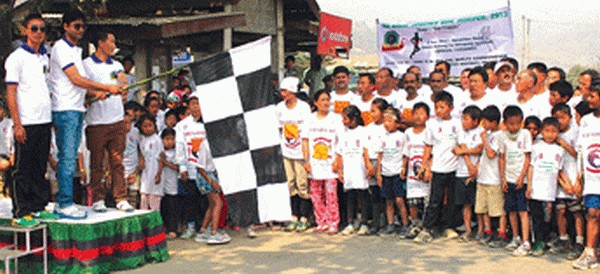 Senapati district Deputy Commisisoner PK Jha flagging off the special category competition of the Great Senapati Run, Manipur 2013 marathon race