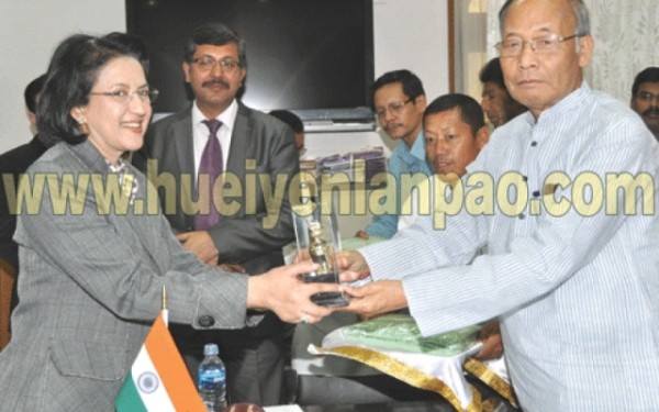 CM O Ibobi Singh presenting a memento to one of members of the visiting Thai delegation