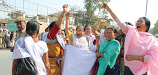 Womenfolk raise slogans outside CM office