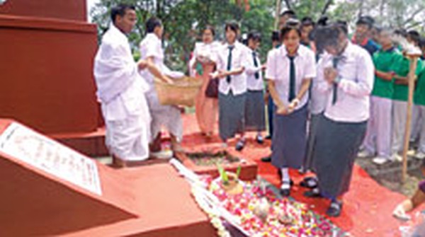Students paying tributes