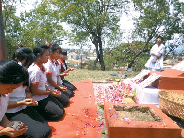 Students offering floral tributes on the occasion of 33rd Realisation Day at Chinga Macha
