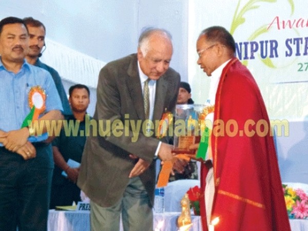 Governor Gurbachan Jagat handing over the award to Bira