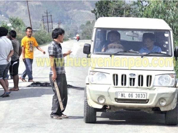 Supporters of Chandel bandh stopping a vehicle for verification along the road at Komlathabi
