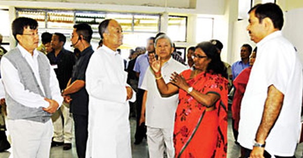 Chief Minister O Ibobi interacting with AAI officials during the inspection tour