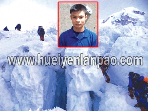 Chingkheinganba (inset) and his team heading towards the peak of Mount Everest