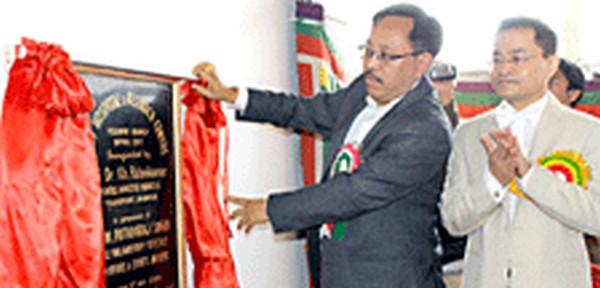 Dr Ratan unveiling plaque at the Hospital