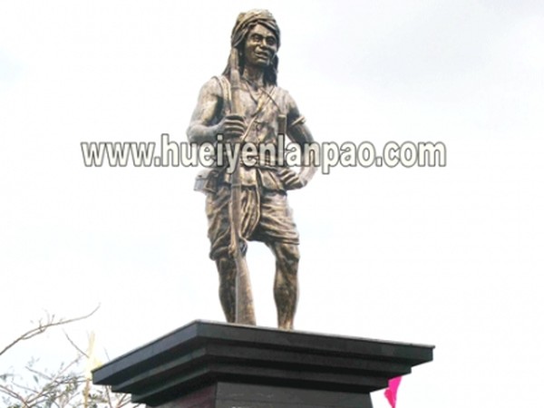 Statue of Kuki hero Gen Tintong
