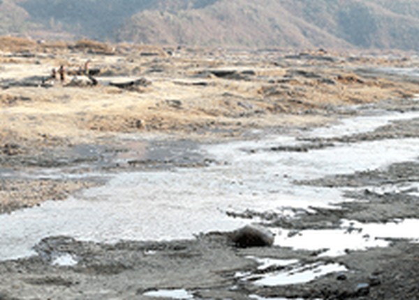Quarrying activities at Sekmai River