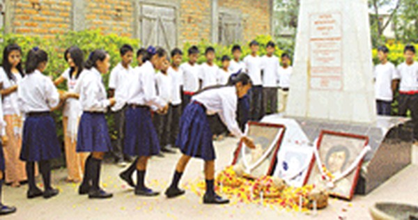 Students paying tributes