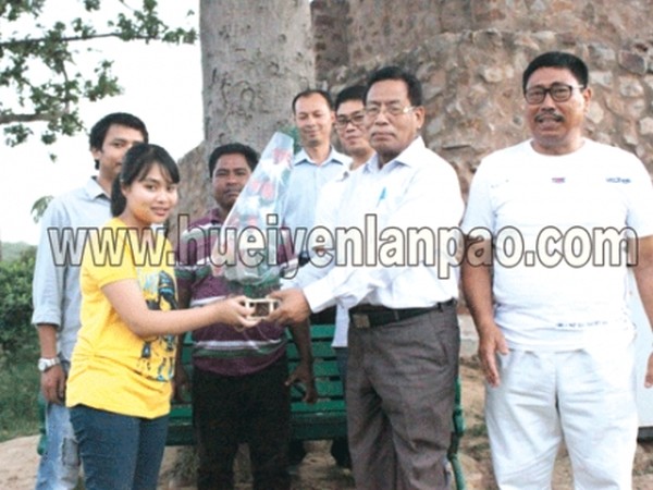 Members of Khonthaang Delhi felicitating Mongbijam Miranda at Deer Park, Delhi