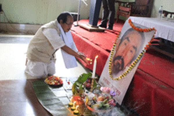 Floral tribute offered to Arambam Somorendra on his 13th Death Anniversary at Manipur Press Club