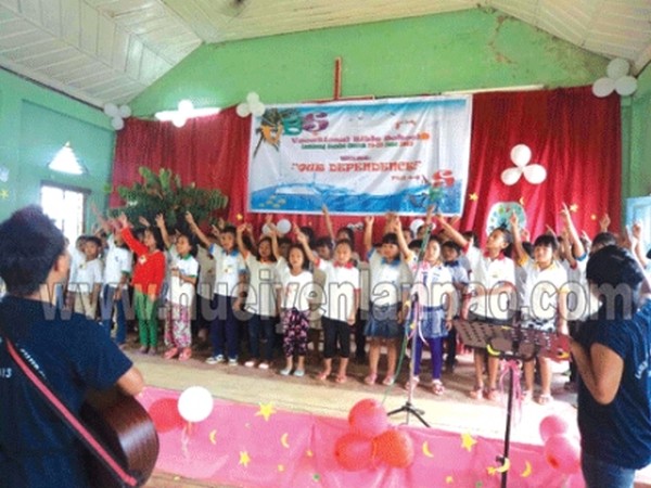 Children performing during the valedictory function of vocation bible school of Lambung Baptist Church (LBC), Chandel
