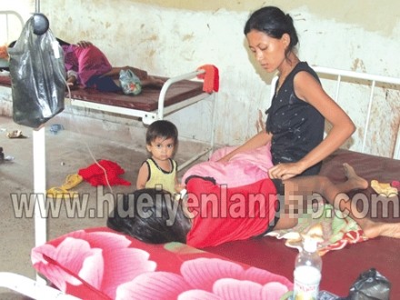  A mother tending to her child admitted to Moreh Hospital for treatment of diarrhea