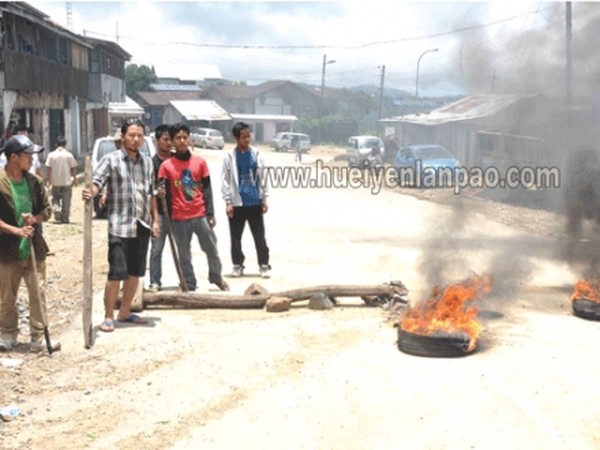 Supporters of the KSO-sponsored bandh blocking the Imphal-Moreh road at Chikim Veng