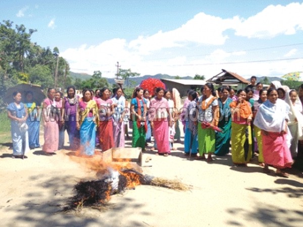 Womenfolk protesting against deplorable condition of Imphal-Yairpok Road