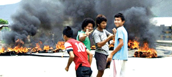 Bandh supporters lighting fire