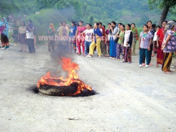 Supporters of KSDC enforcing bandh along Imphal-Ukhrul road in Mahadev area