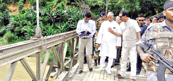 Union MoS for Defence Jitendra inspecting Makru bridge along with the Chief Minister and others