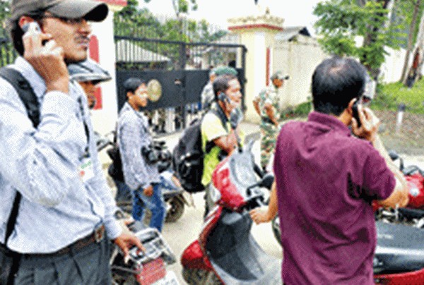 Reporters being kept out at Raj Bhavan gate