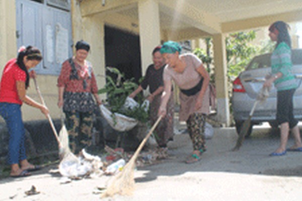 Family members of U-morok trader rape victim carrying out a cleanliness drive at Cheirap Court complex
