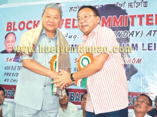Dy CM Gaikhangam shaking hands with Jyotin Waikhom during the conference