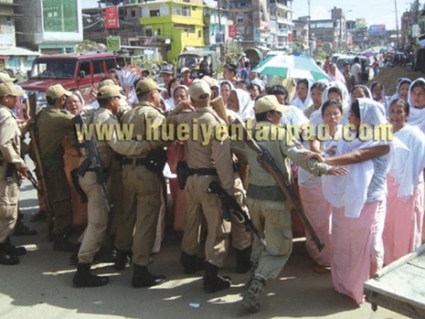 Womenfolk protesting against killing of van driver Gyanendro confronting the police at Singjamei