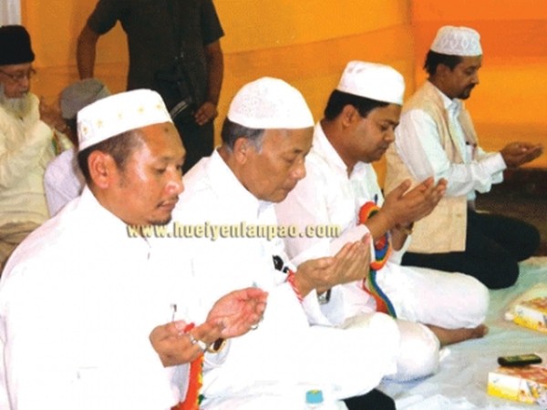 Chief Minister O Ibobi Singh offering Namaz along with other devout Muslims on the occasion of an orientation programme organised for Haj pilgrims