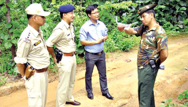 The ADC of Moreh and State police persuading a Myanmar Army official to stop the work