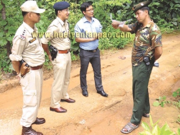 State police and civil officials talking to a Myanmarese Army personnel on the issue of constructing a plantoon base camp at Haolenphai village.

