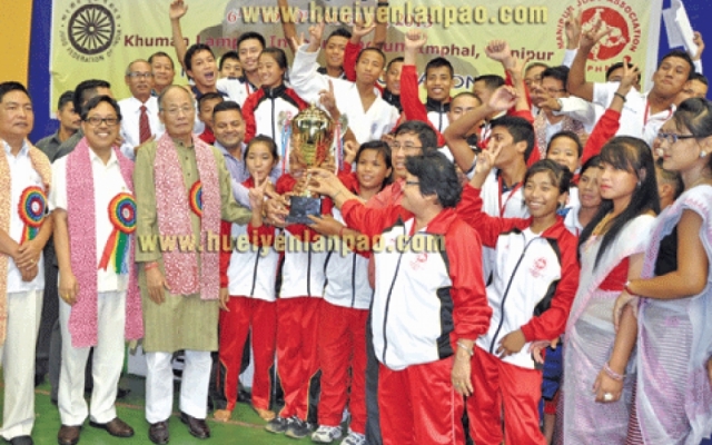  CM Ibobi Singh presenting the trophy of Sub-Jr Natl Judo Championship to the winning Manipur team 