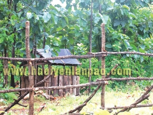 Myanmarese Army erecting fence right in the middle of Haolenphai, a makeshift camps is also seen nearby