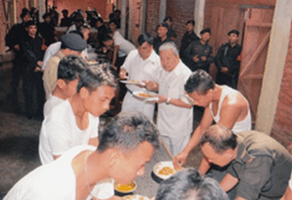 Deputy CM Gaikhangam having a meal with police personel at 1st Bn Manipur Rifles