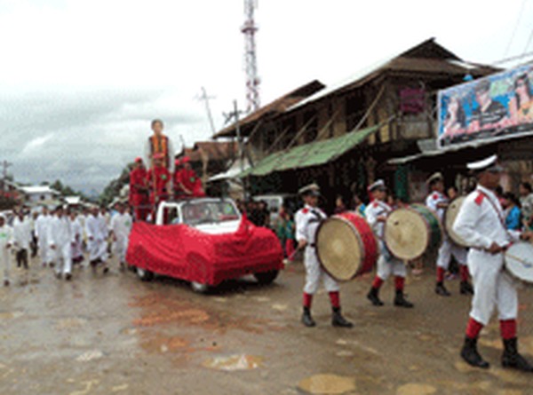 A march-past contingent taking out a statue of Lamyanba Irabot during Irabot birth anniversary celebration held at Kumbi Bazar
